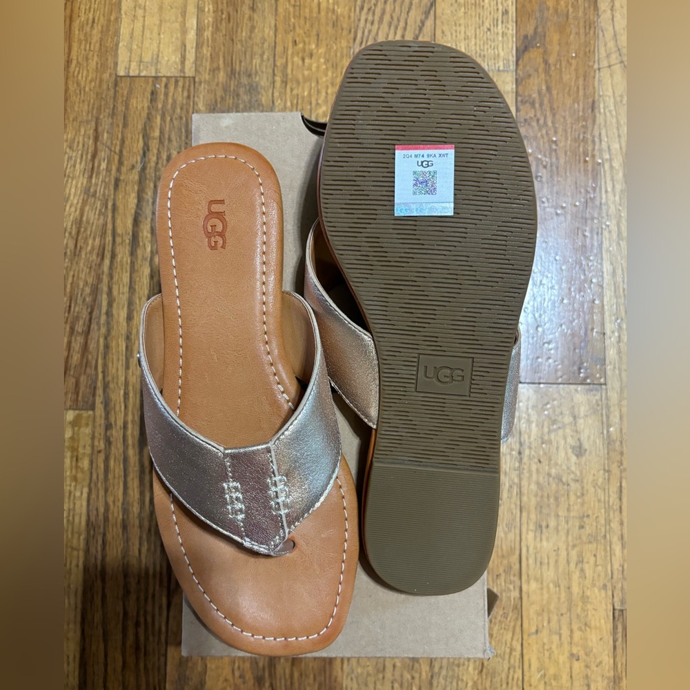 NWT size 7.5. Women’s Carey flip flop in metallic gold with foam foot bed.